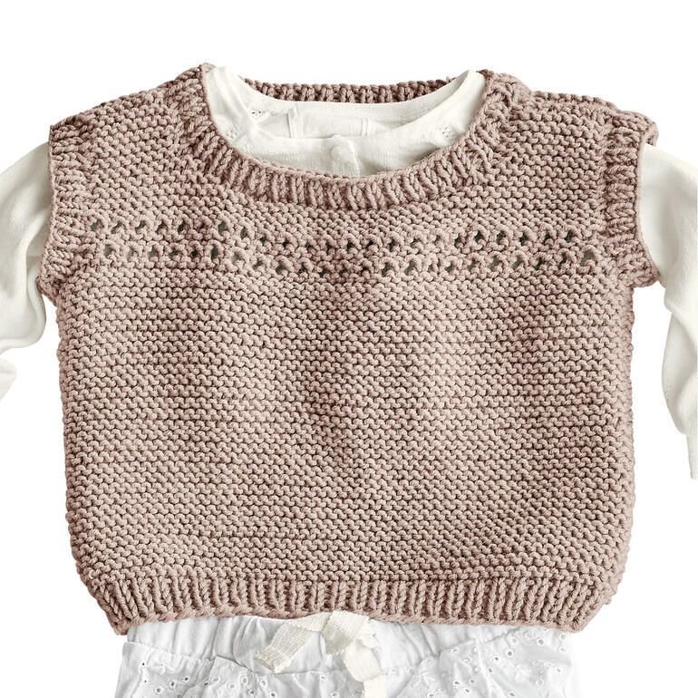 Kleiner Babypullunder aus Merino-Extrafein von Junghans-Wolle in beigem Farbton.