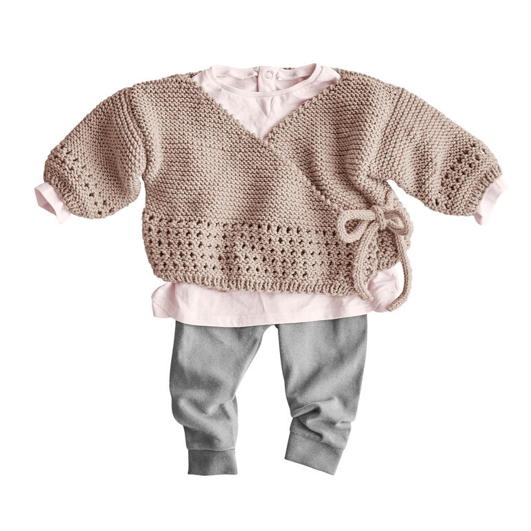Wickeljacke für Babys aus Merino-Extrafein von Junghans-Wolle in beigem Farbton.