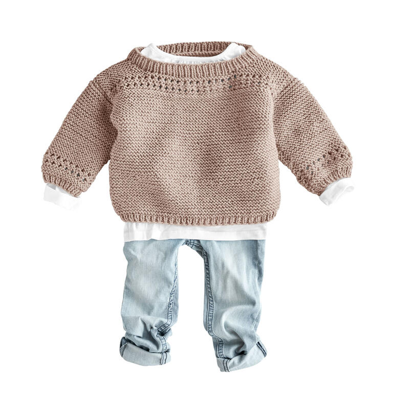 Babypullover aus Merino-Extrafein in Beige mit weißem Untershirt und langen Ärmeln.