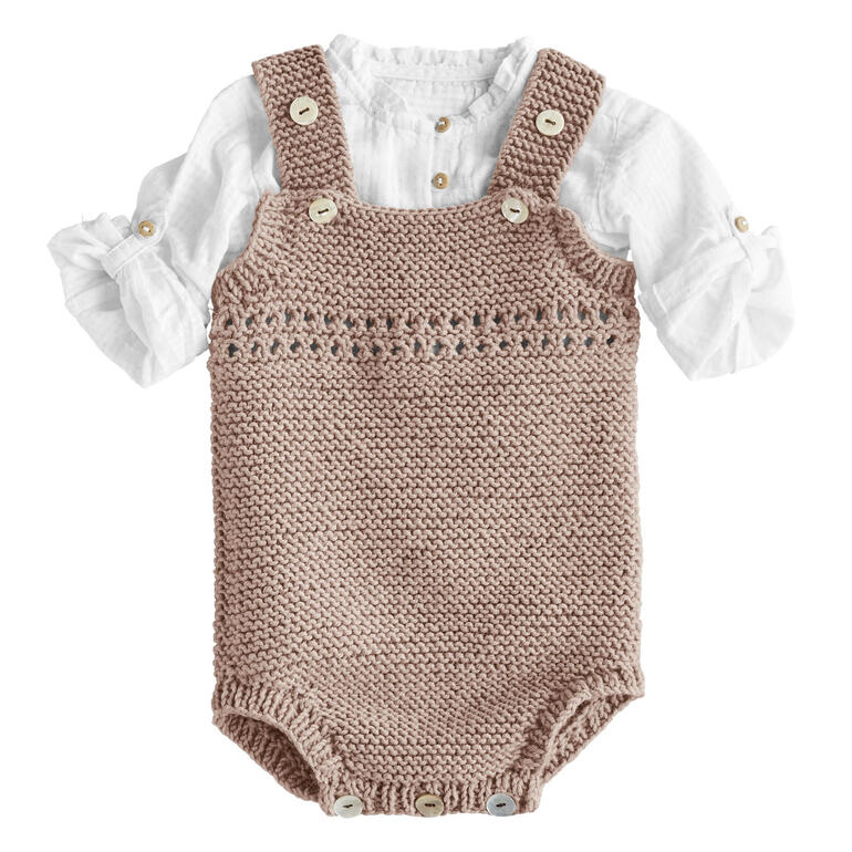 Babystrampler aus Merino-Extrafein in Beige mit Hosenträgern und Knöpfen.
