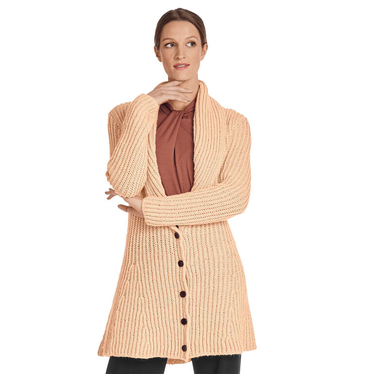 Rosa Strickjacke aus Peru mit großen Knöpfen, elegant und kuschelig.