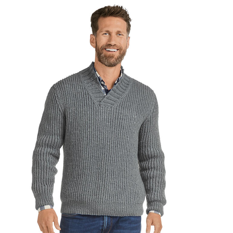 Mann trägt grauen Herrenpullover mit V-Ausschnitt und strukturiertem Muster.