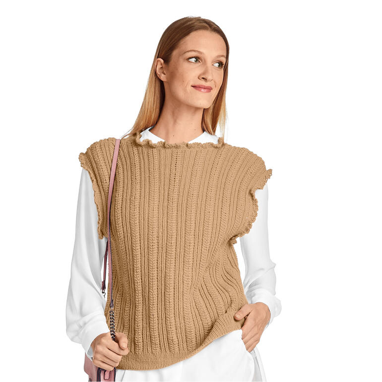 Frau trägt einen beige Pullunder mit einem gerippten Muster über einer weißen Bluse.