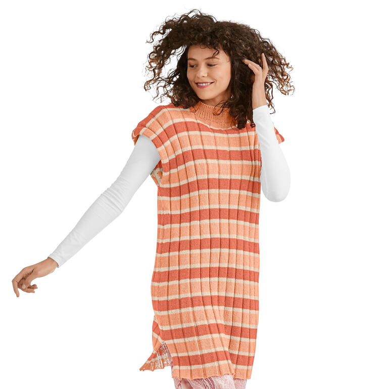 Frau in gestreifter, oranger Tunika mit offenen Seiten und lockeren Ärmeln.