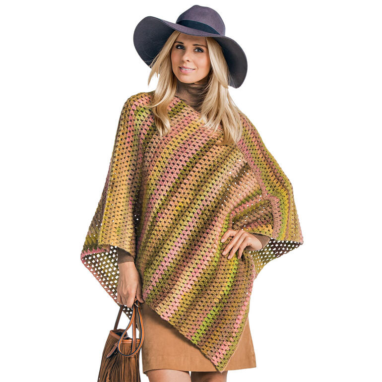 Frau trägt bunten Poncho mit offenem Schnitt und großem Hut.