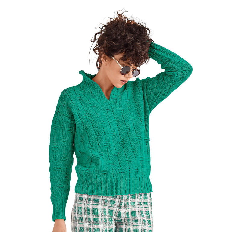 Frau trägt grünen Polo-Pullover mit strukturiertem Muster und offenem Kragen.