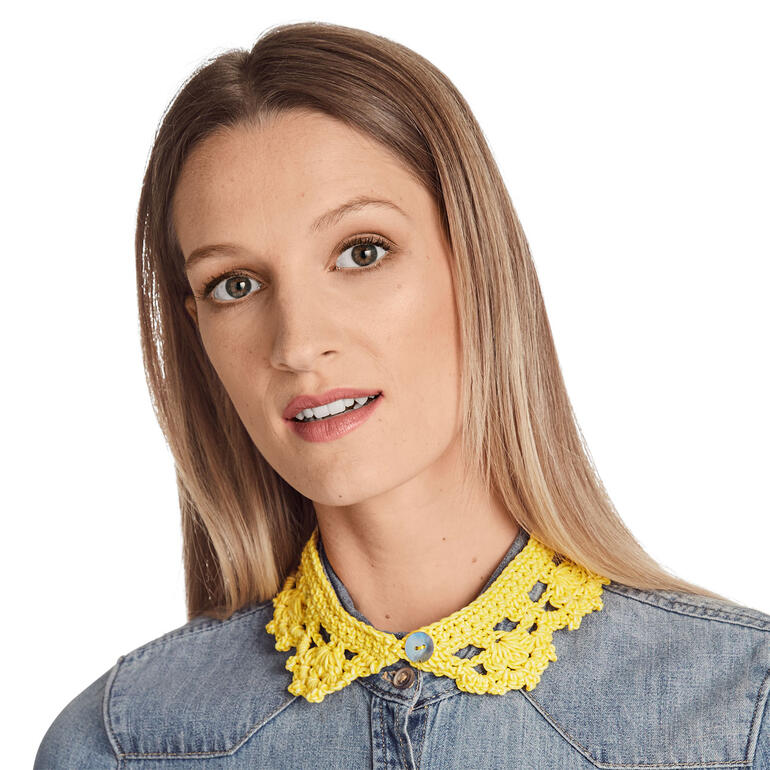 Gelber Häkelkragen, getragen von Frau in Jeansjacke.