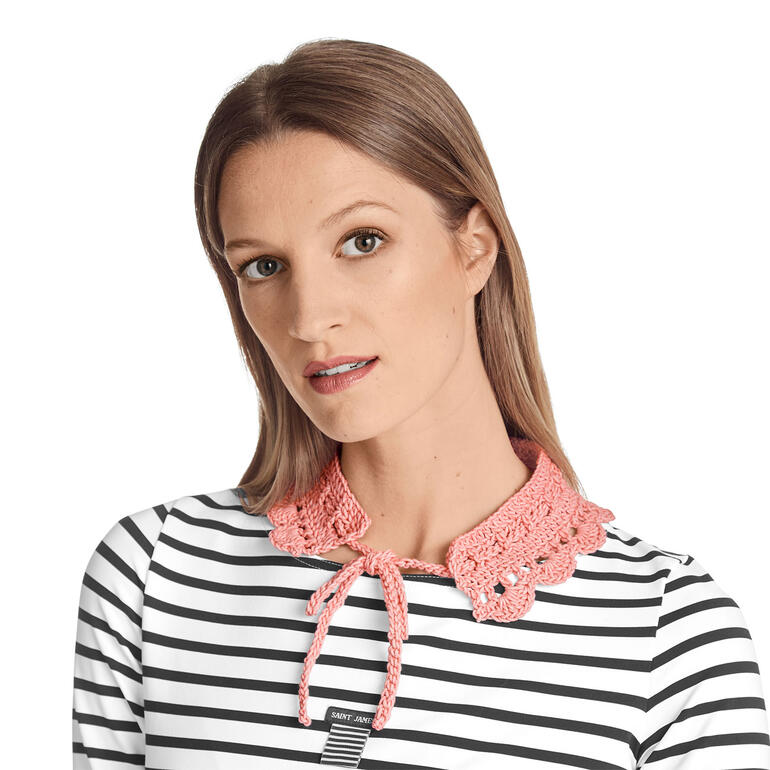 Rosa Häkelkragen mit Schleife, getragen von Frau in geringeltem Shirt.