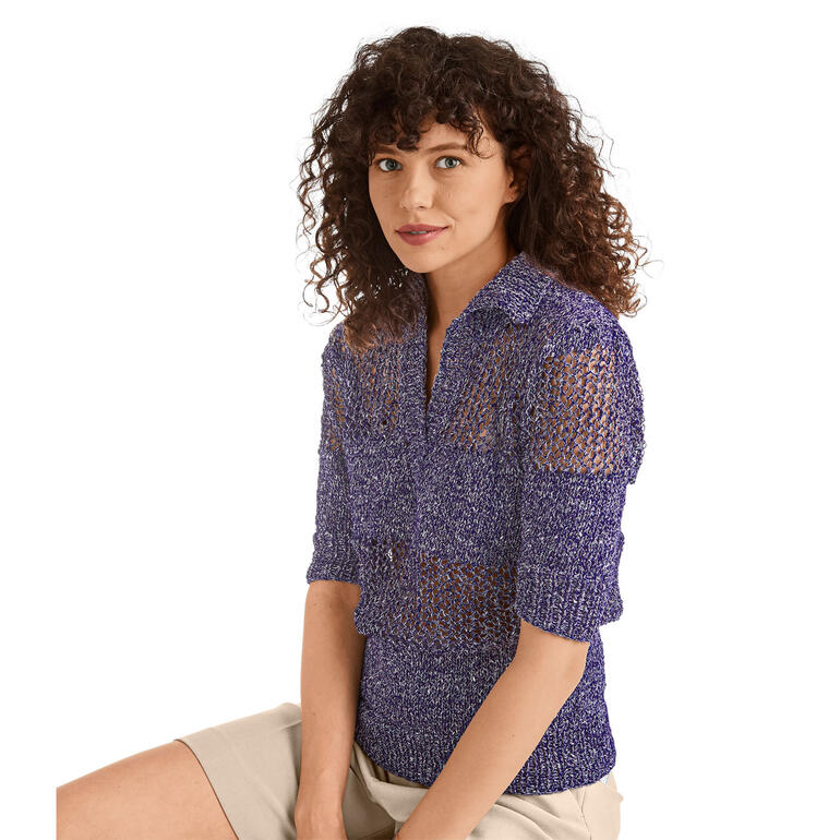 Langes Poloshirt in lila, elegant getragen von sitzender Frau.