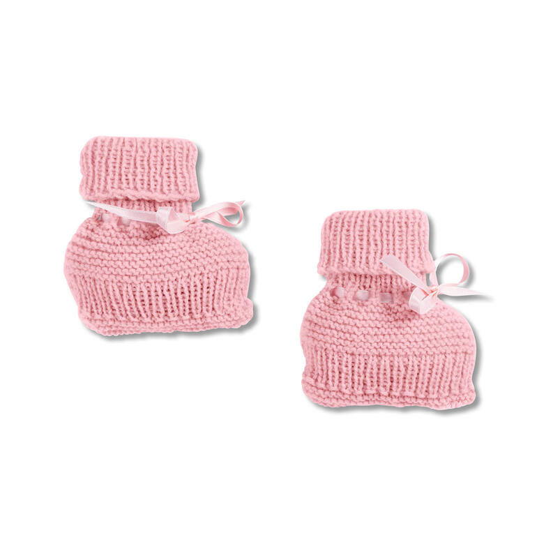Paar rosa Babyschühchen mit Schleife, im Vordergrund auf einem weißen Hintergrund.