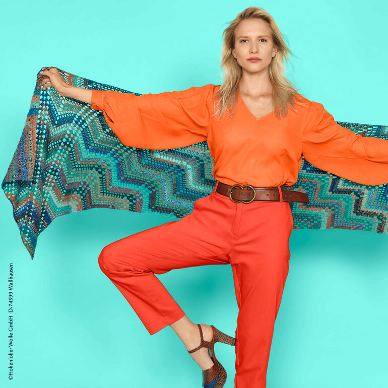 Gehäkeltes Tuch aus Zauberball® Crazy in bunten Farben.