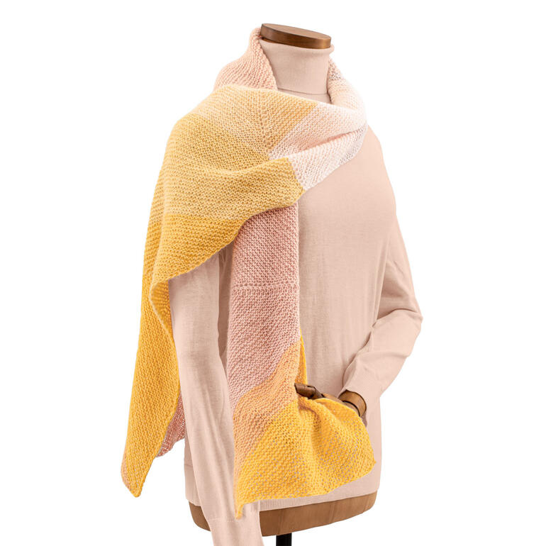 Schal aus Mohair Dream in sanften Farben drapiert über einem Oberteil auf einem Mannequin.