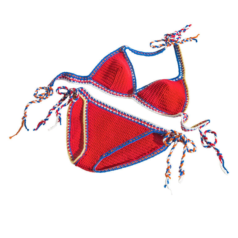 Rot-blauer Bikini aus Cotonara liegt auf weißem Hintergrund