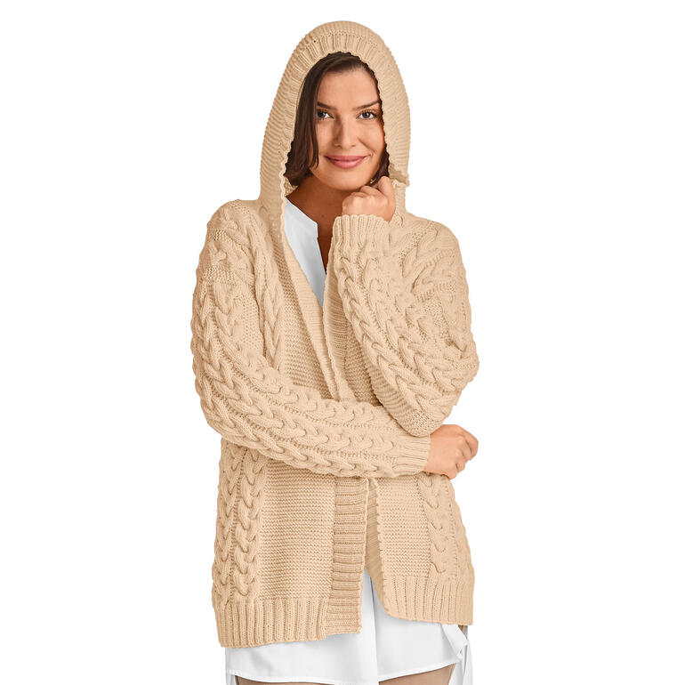 Frau in beige Kapuzenjacke aus Nuovo Merino 120 umarmt sich selbst
