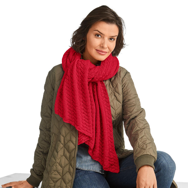 Frau trägt einen roten Schal aus Nuovo Merino 180