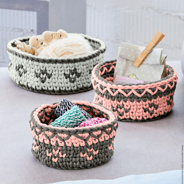Drei Körbchen in verschiedenen Größen mit bunten Inhalten.