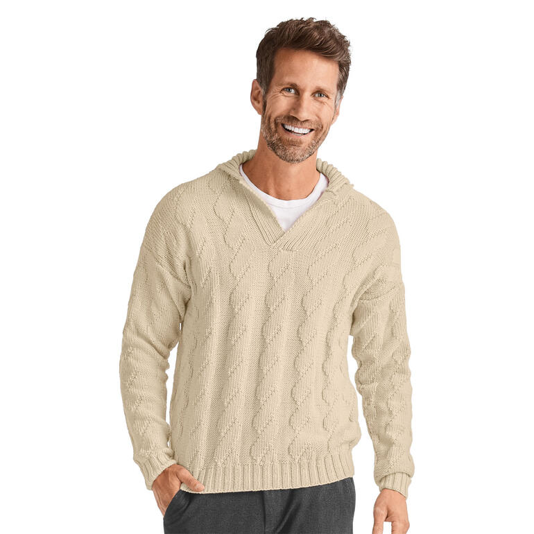 Mann in einem beigen Herrenpullover mit Kapuze und V-Ausschnitt.