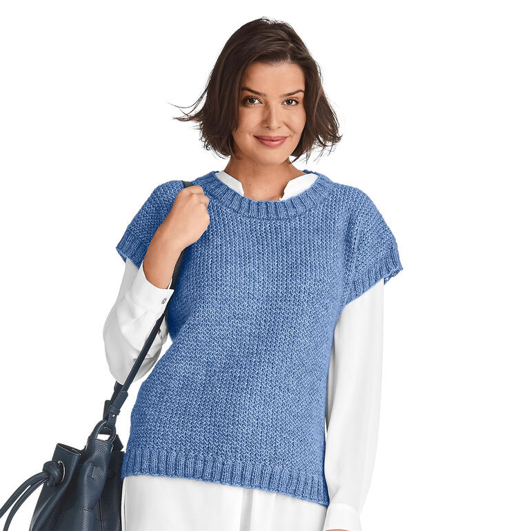 Frau trägt einen blauen Pullunder mit kurzen Ärmeln.