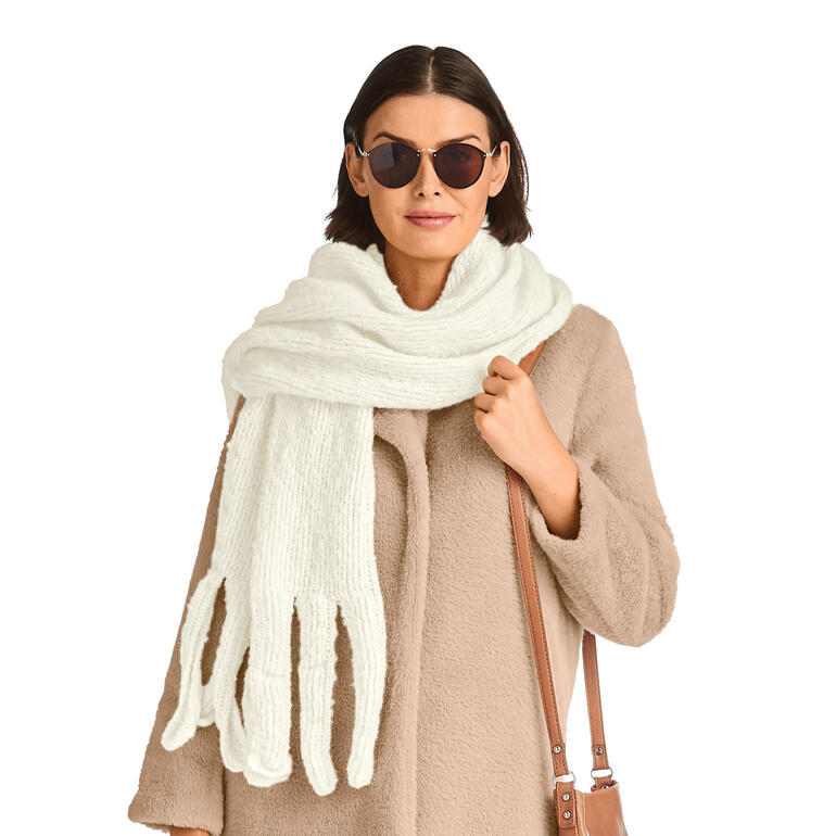 Frau trägt einen weißen Schal und Sonnenbrille im Winter.