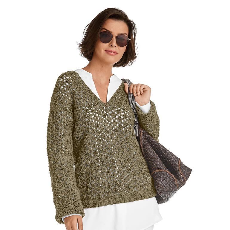 Gehäkelter Pullover in Olivgrün mit großen Löchern.