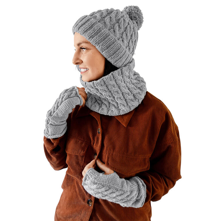 Frau trägt grau gestrickte Mütze, Loop und Armstulpen aus Charity von Woolly Hugs.