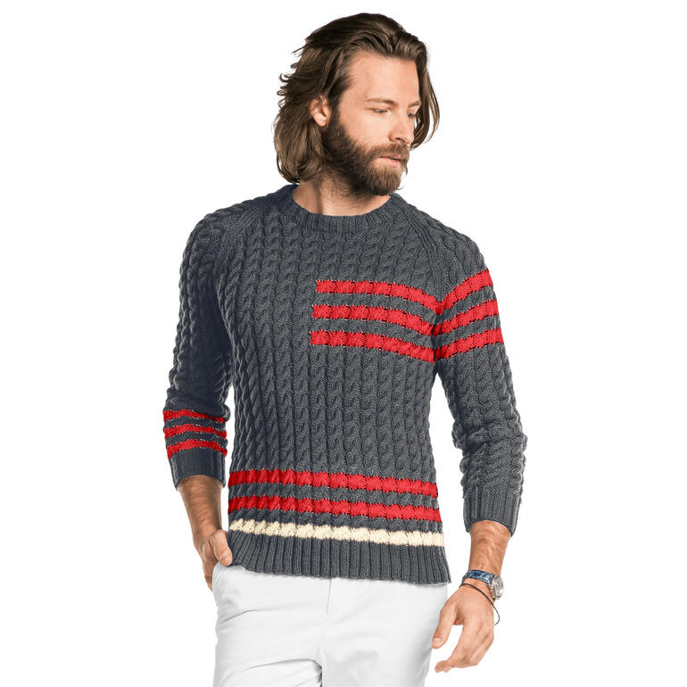Mann trägt grauen Pullover mit roten Streifen aus Merino-Cotton von Junghans-Wolle.