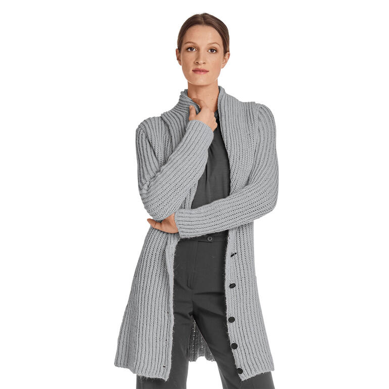 Frau in grauer langer Jacke aus Peru von Junghans-Wolle, elegant drapiert.