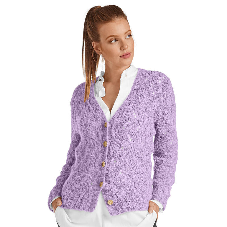 Frau in lila Knopfjacke aus Arequipa von Junghans-Wolle, mit neutralem Hintergrund.