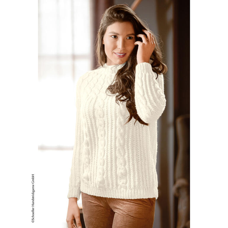 Frau in weißem Pullover aus Camel & Wool von Austermann, lächelnd vor lässigem Hintergrund.