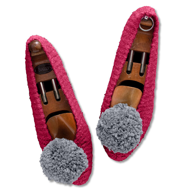 Ballerinas aus wash&filz-it! in rot mit grauen Pompons, im Paar angeordnet.