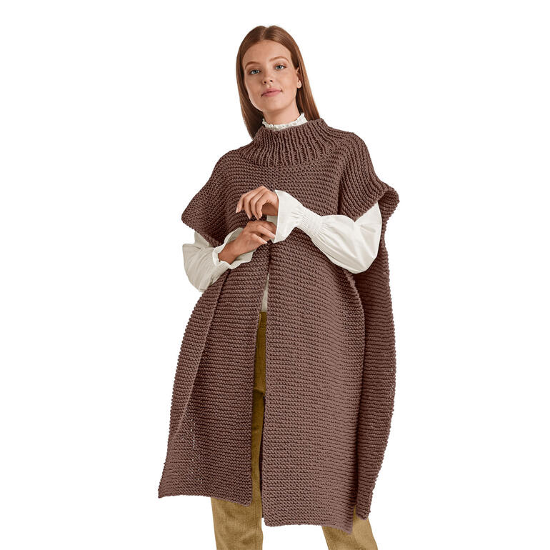 Überwurf aus Merino Dick in braun, auf einer Frau stehend.