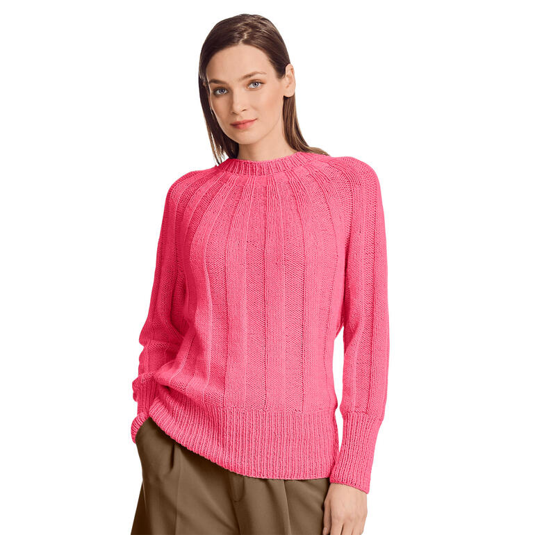 Pullover aus Recycle & Wool in leuchtendem Pink, auf einer Frau stehend.