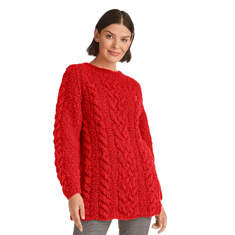 Pullover aus Cara in kräftigem Rot, auf einer Frau stehend.