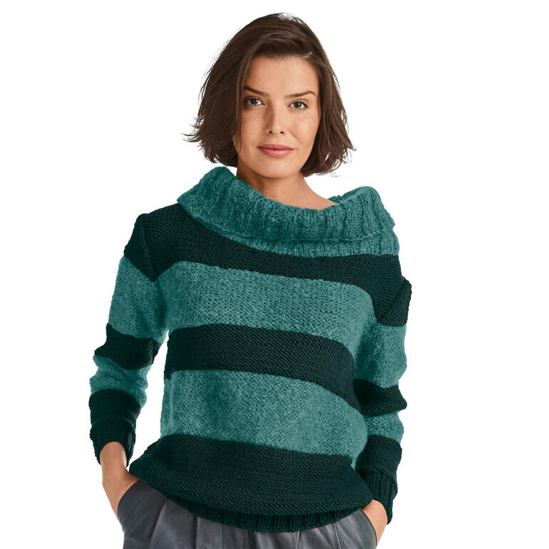 Pullover aus Merino-Classic und Feelana in Türkis und Dunkelgrün, auf einer Frau stehend.