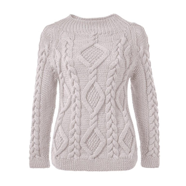 Pullover aus Merino-Classic in hellem Grau mit Zopfmuster, auf einer Tisch liegend.