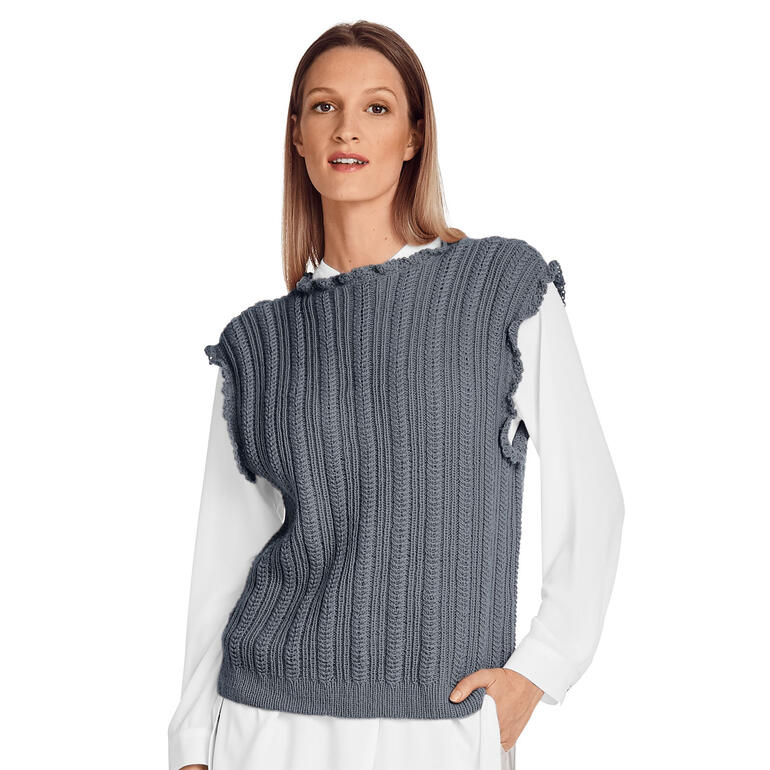 Grauer Pullunder aus Kaschmir, getragen von einer Frau mit langen Haaren.