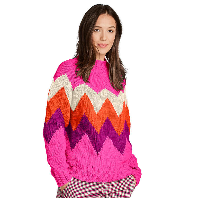 Bunter Pullover aus Monello-90 Uni, getragen von einer Frau mit langen Haaren.