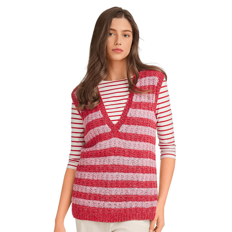 Rosa gestreifter Pullunder in lässiger Kombination mit T-Shirt.