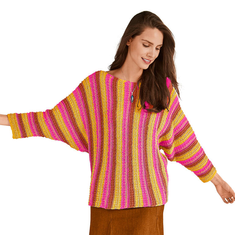 Frau in einem bunten Fledermausärmel-Pullover aus Bandana, mit offenen Armen.