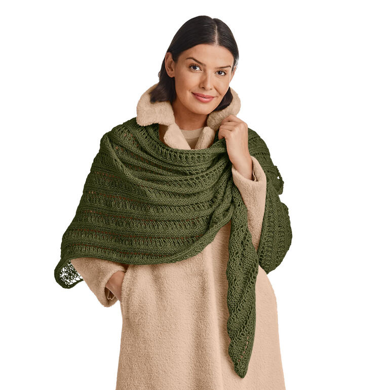 Frau mit einem dunklen Schultertuch aus Wool-Cotton, das sie elegant trägt.