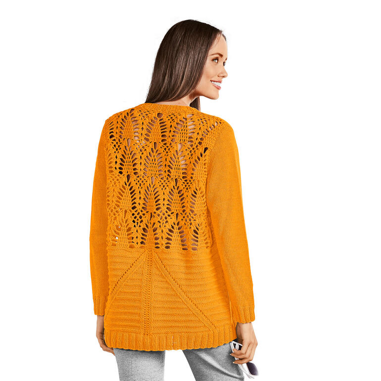 Frau in leuchtend orangefarbenem Pullover aus Merino-Cotton, mit offener Rückenansicht.