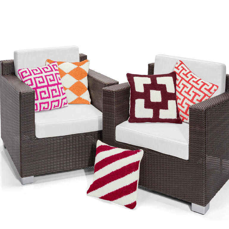 Zwei Stühle mit bunten Kissen aus Poco, in einem modernen Wohnambiente.