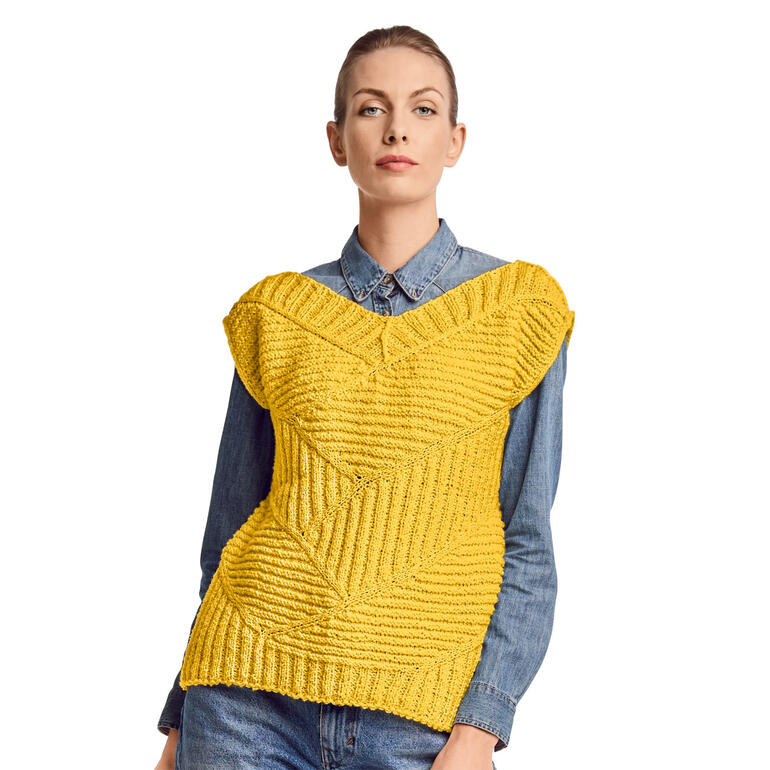 Frau in gelbem Pullunder aus Onda, kombiniert mit einer Jeansasche.