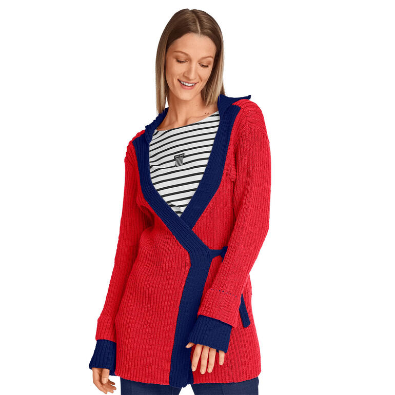 Wickeljacke aus rotem und blauen Nuovo Merino 180, getragen von einer lächelnden Frau.