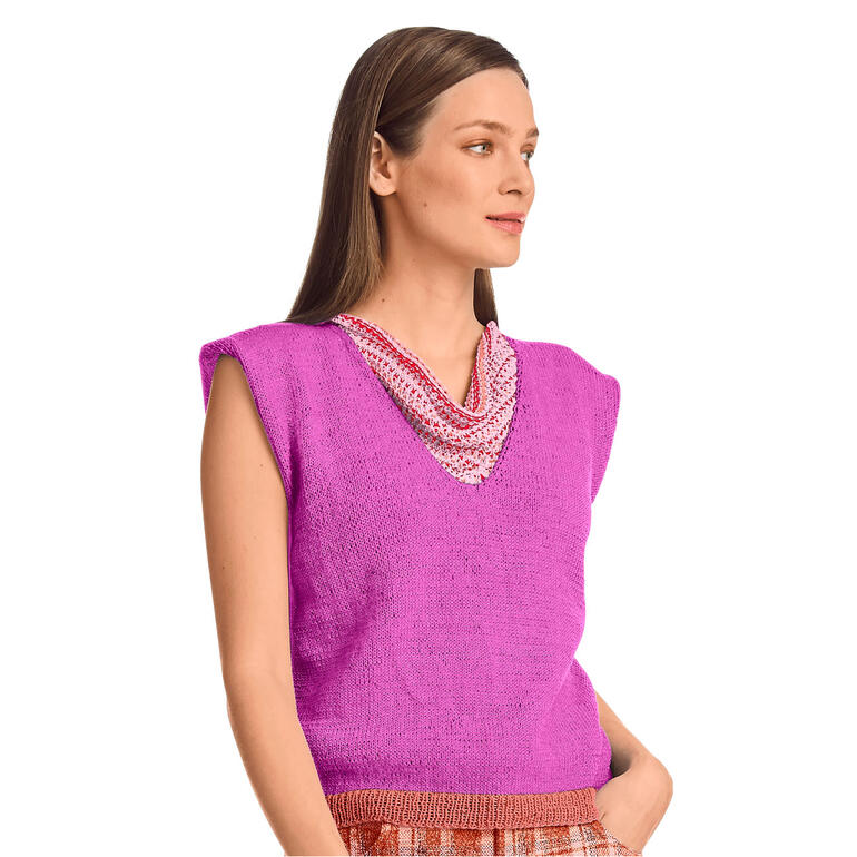 Lila Top aus Cotton-Superfine II, getragen von einer Frau mit einer Perlenkette.