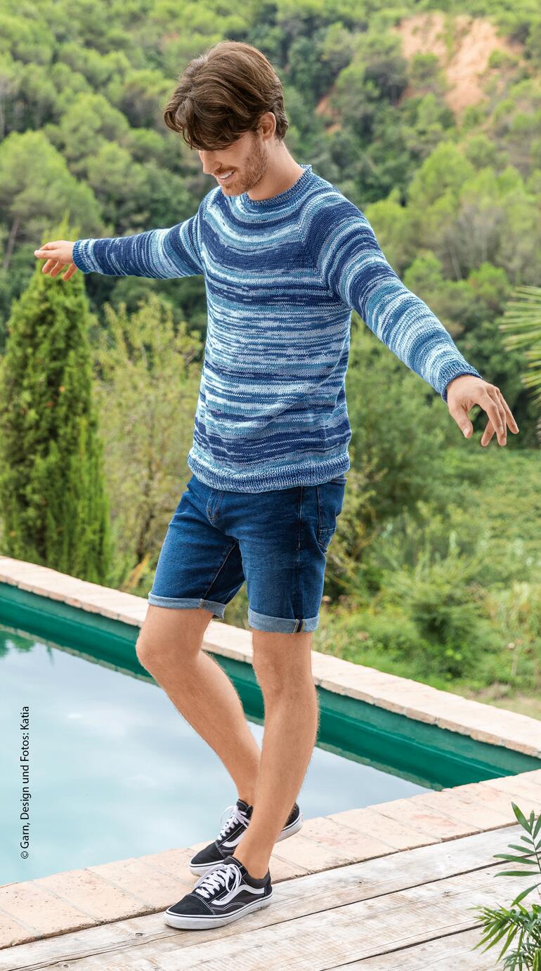 Herrenpullover aus Menfis Color, lässig getragen von einem Mann am Pool.