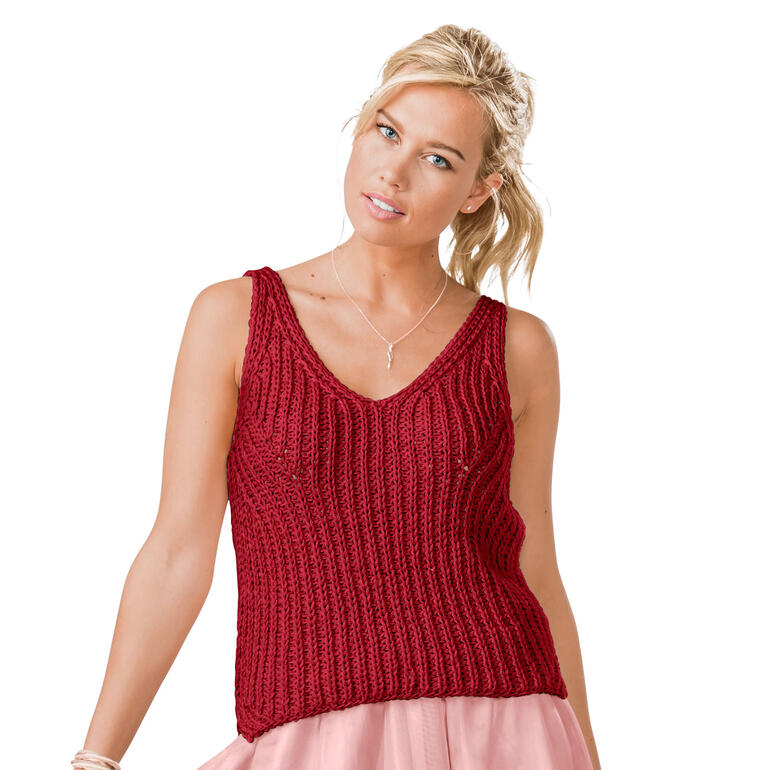 Top, 2-fädig aus Cotonia II in rot, getragen von einer Frau.