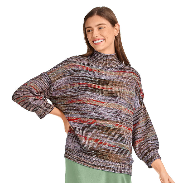 Pullover aus Silka® in gemustert, getragen von einer lachenden Frau.