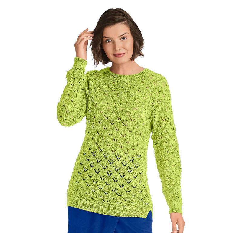 Grüner Pullover aus Seidana® mit Lochmuster, getragen von einer Frau mit kurzer Frisur.