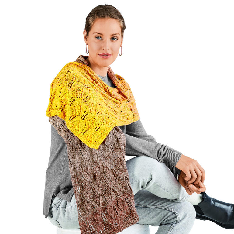 Stola aus Bobbel Cotton in Gelb- und Brauntönen, getragen von einer Frau mit kurzem Haar.